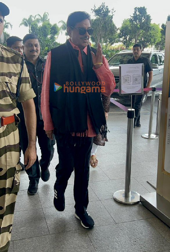 photos kriti sanon shatrughan sinha and ravi kishan snapped at the airport 5