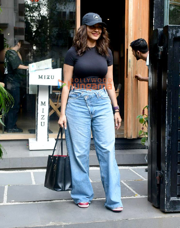 photos mrunal thakur snapped at mizu in bandra 2