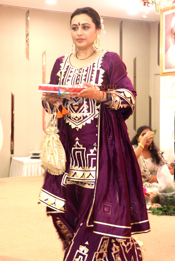 photos rani mukerji and tanishaa mukerji seek blessings of maa kali on the occasion of diwali 3