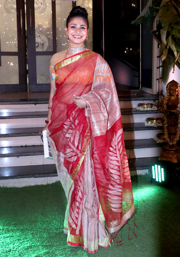 photos rani mukerji and tanishaa mukerji seek blessings of maa kali on the occasion of diwali 5