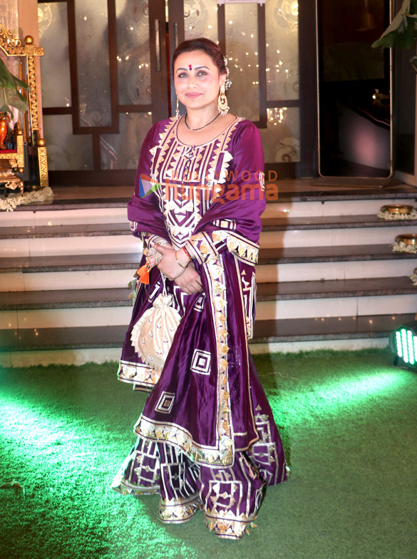photos rani mukerji and tanishaa mukerji seek blessings of maa kali on the occasion of diwali 6