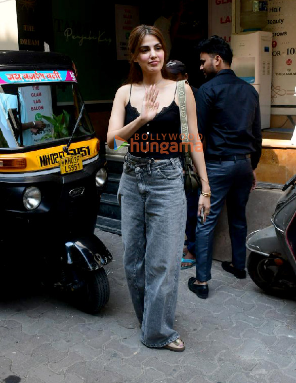 photos rhea chakraborty spotted outside a salon in bandra 3 4