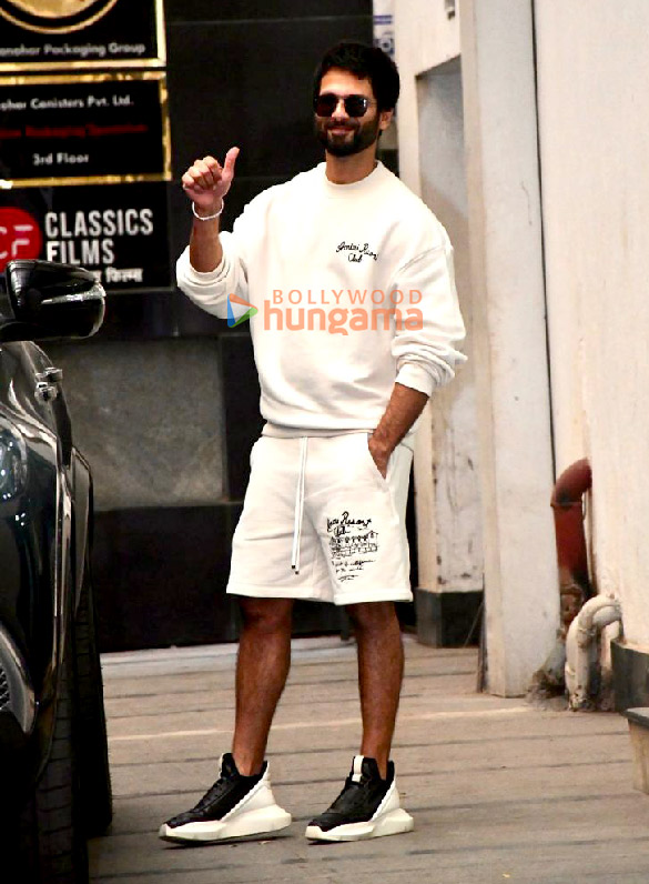 Photos: Shahid Kapoor snapped at Roy Kapur Films office in Khar Photos: Shahid Kapoor snapped at Roy Kapur Films office in Khar