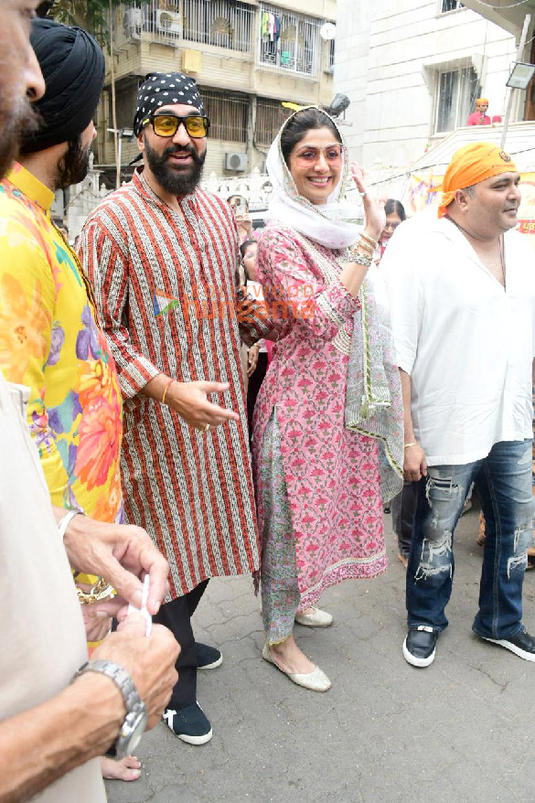 Photos: Shilpa Shetty, Raj Kundra and Nimrat Kaur snapped outside a Gurudwara Photos: Shilpa Shetty, Raj Kundra and Nimrat Kaur snapped outside a Gurudwara