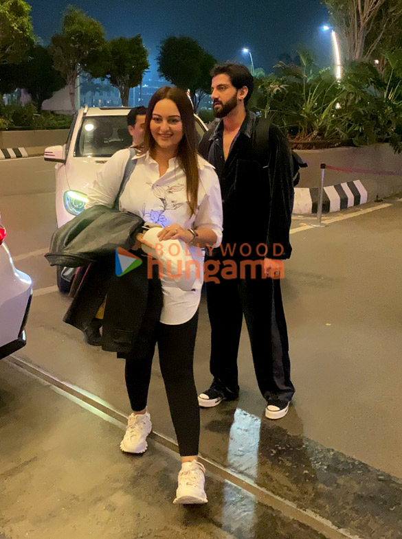 photos sonakshi sinha and zaheer iqbal snapped at the airport 45 1