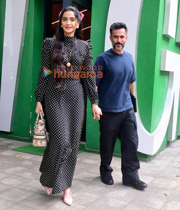 photos sonam kapoor ahuja and anand ahuja snapped in bandra 1 3