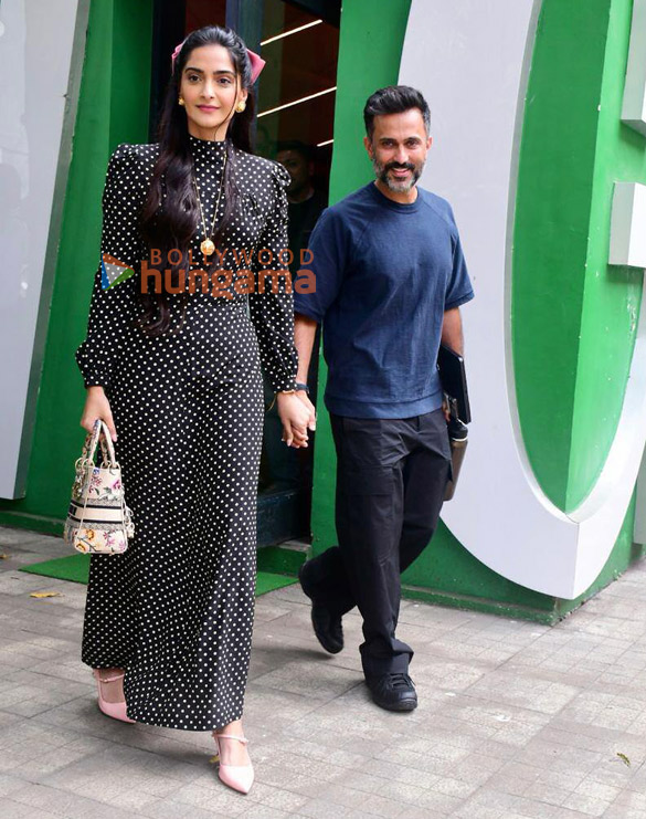 photos sonam kapoor ahuja and anand ahuja snapped in bandra 2 3