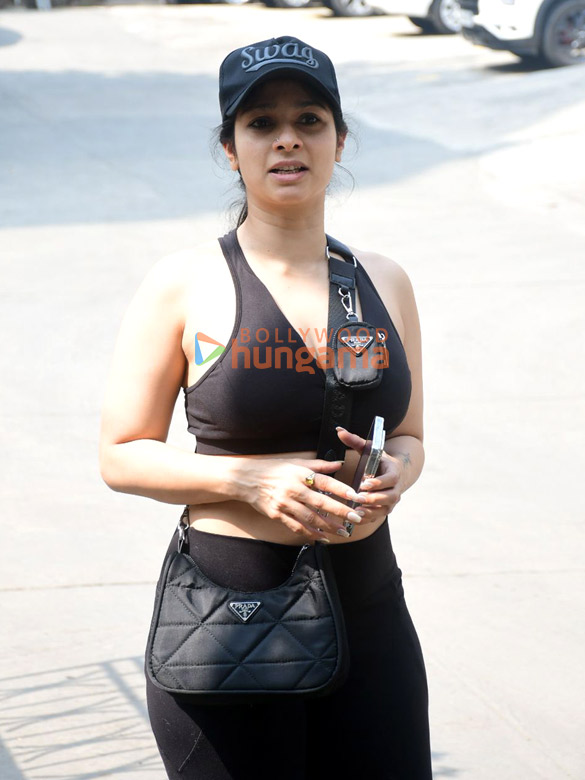 photos tanishaa mukerji snapped outside a yoga class in khar 3