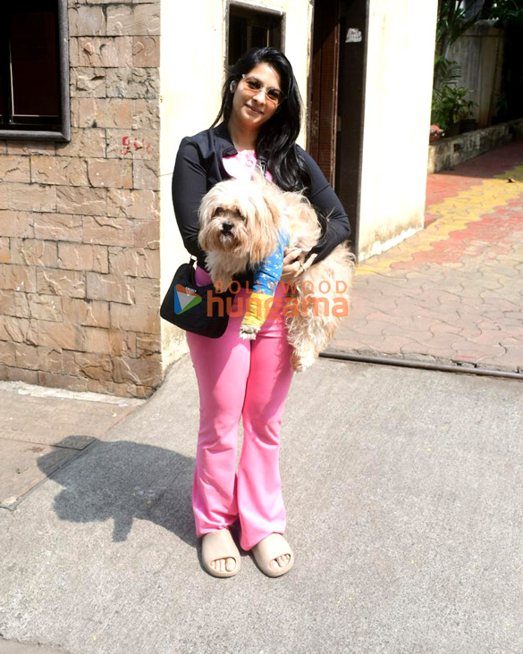 photos tanishaa mukerji spotted outside a pet clinic in khar 1