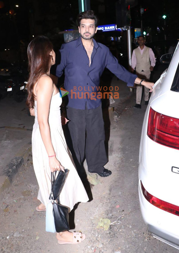 photos tejasswi prakash and karan kundrra snapped in santacruz 6