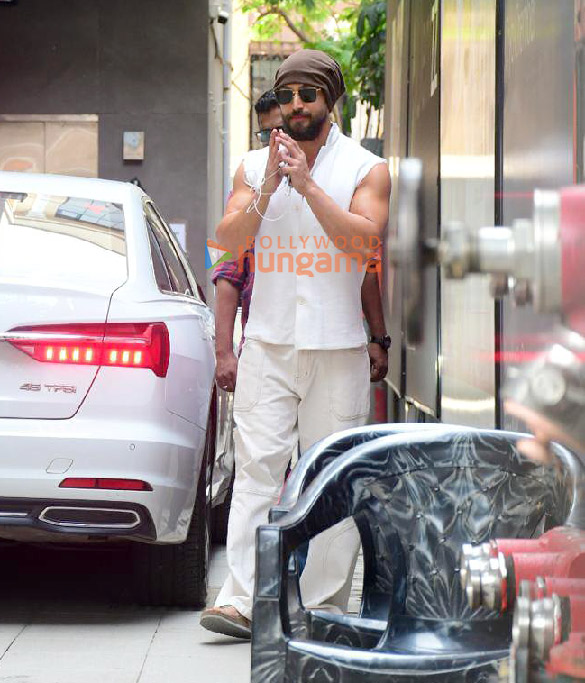 photos tiger shroff snapped in bandra 2 3