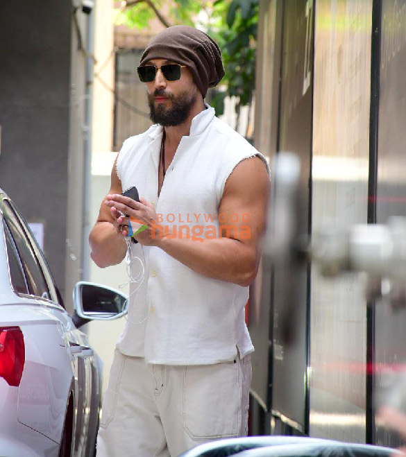 photos tiger shroff snapped in bandra 3 3