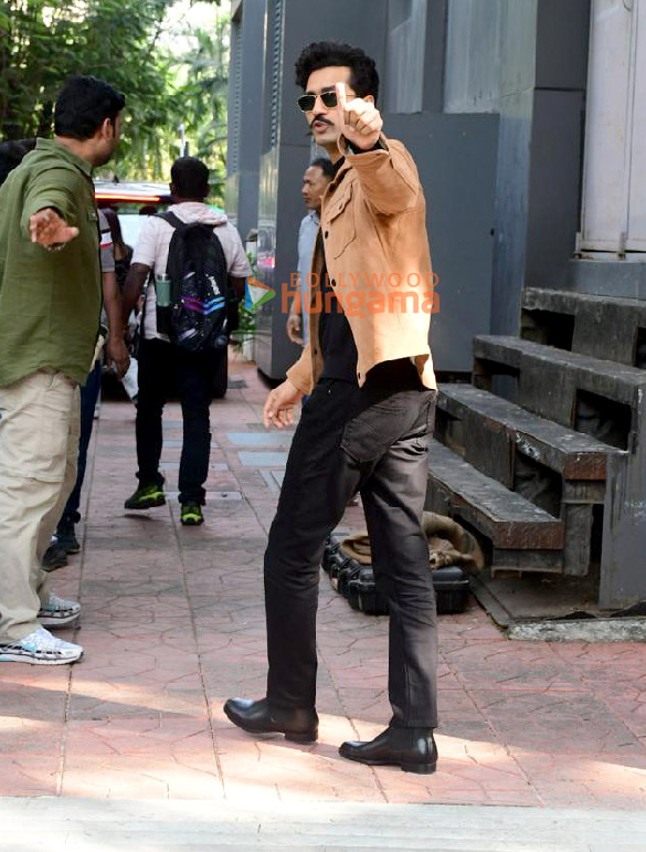 photos vicky kaushal and rajkummar rao snapped in bandra 4