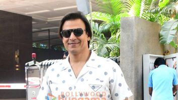 Photos: Vivek Oberoi snapped outside a cafe in Bandra