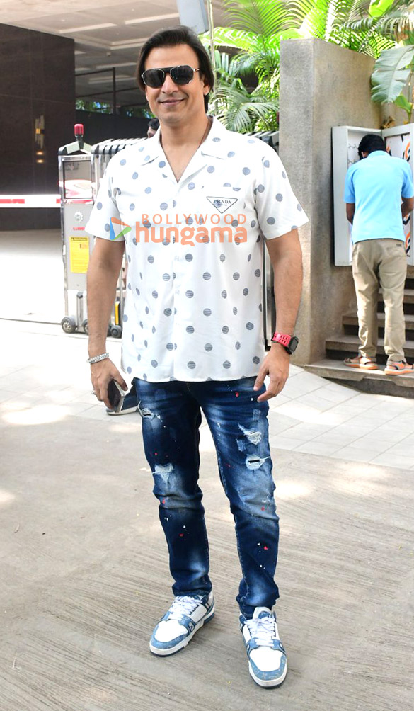 Photos: Vivek Oberoi snapped outside a cafe in Bandra Photos: Vivek Oberoi snapped outside a cafe in Bandra