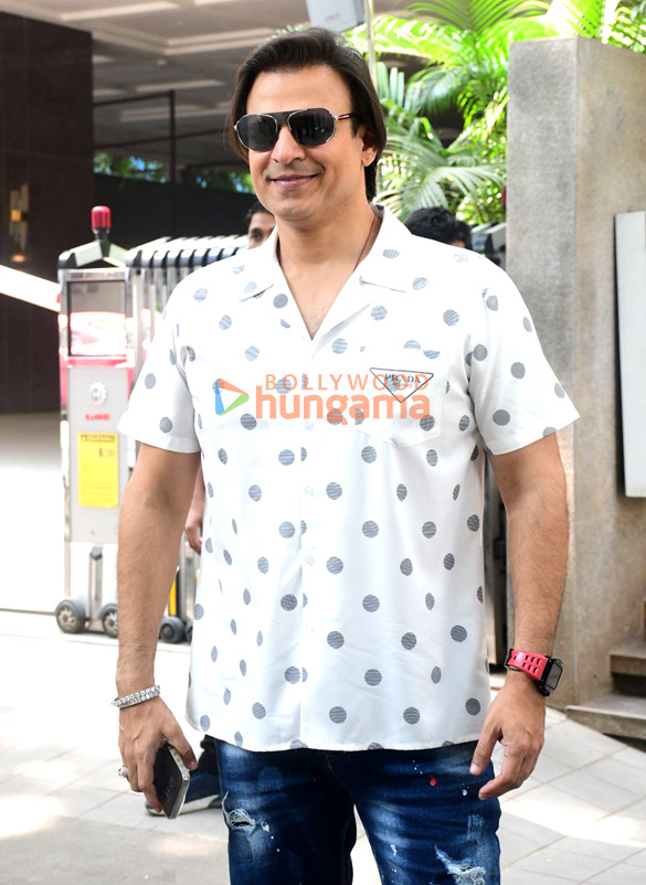 photos vivek oberoi snapped outside a cafe in bandra 2