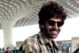 Rooh Baba Dancing with a pap on the airport! Kartik Aaryan