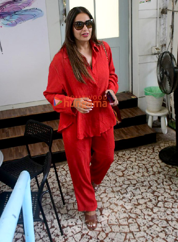 Photos: Bipasha Basu spotted outside a salon in Khar Photos: Bipasha Basu spotted outside a salon in Khar