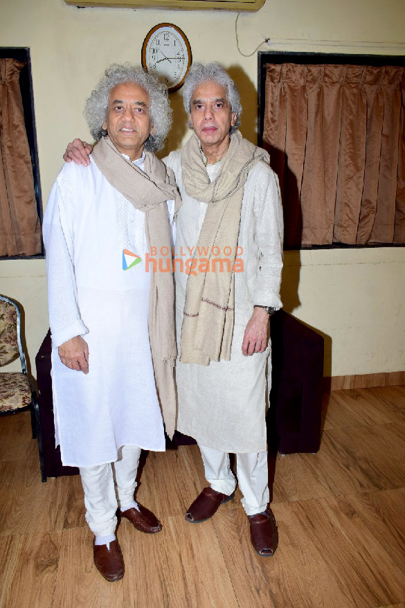 photos javed akhtar ehsaan noorani and others snapped at ustad zakir hussains prayer meet 3