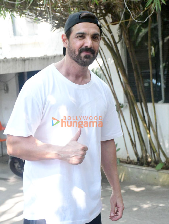 Photos: John Abraham snapped in Khar Photos: John Abraham snapped in Khar