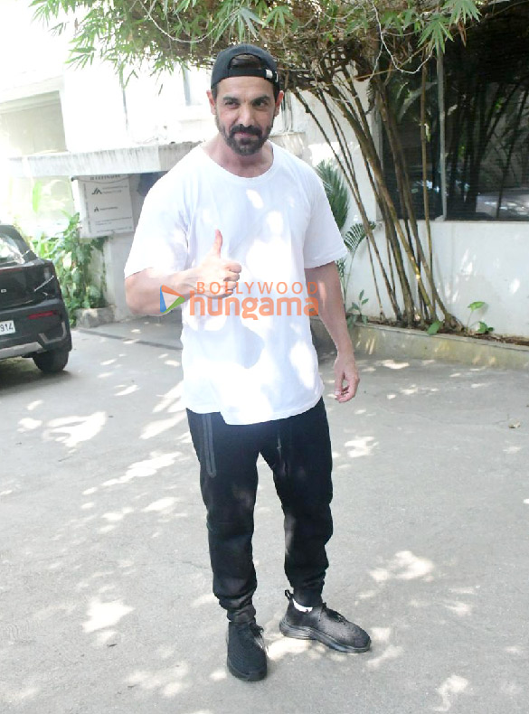 photos john abraham snapped in khar 2