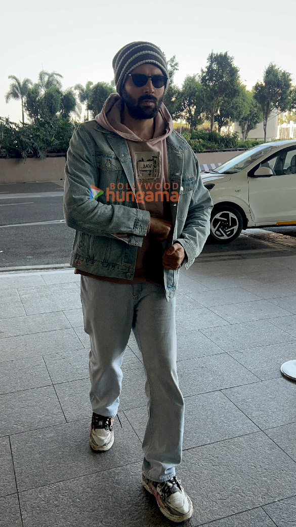 photos kartik aaryan nora fatehi and sunny leone snapped at the airport 1