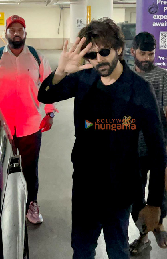 photos kartik aaryan and bhumi pednekar snapped at the airport 3