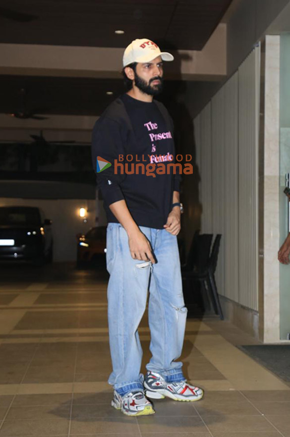 photos kartik aaryan and karan johar snapped in juhu 4