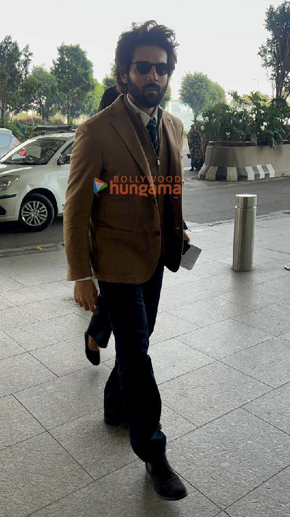 photos kartik aaryan snapped at the airport 2 10