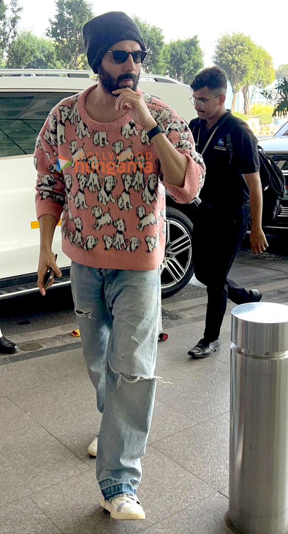 photos kartik aaryan snapped at the airport 3 8