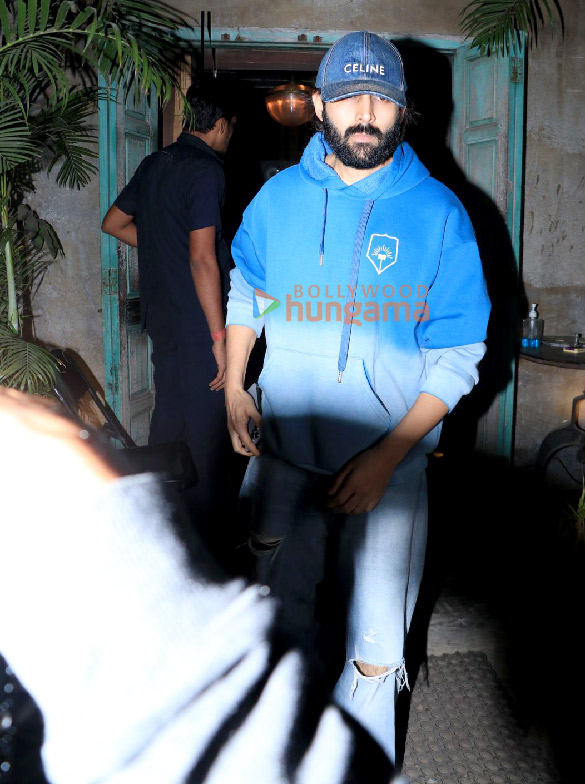 photos kartik aaryan snapped in bandra 4 11