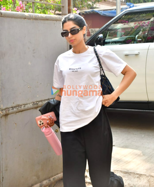 photos khushi kapoor snapped in andheri 3 2