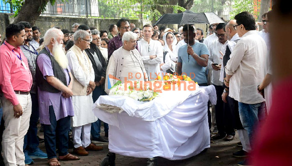 photos naseeruddin shah boman irani and others attend the funeral of shyam benegal 10