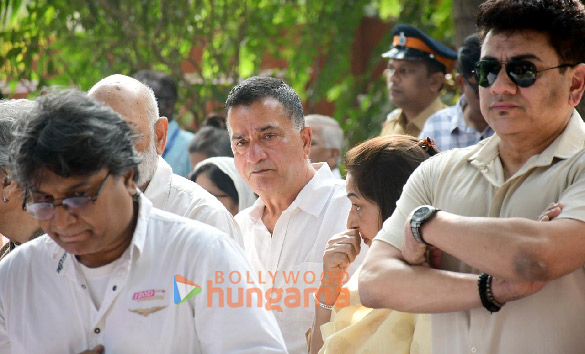 photos naseeruddin shah boman irani and others attend the funeral of shyam benegal 12