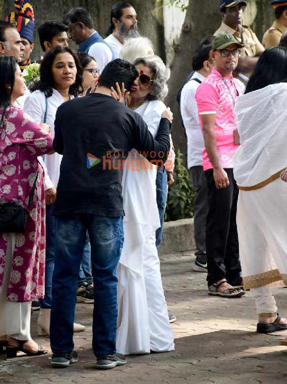 photos naseeruddin shah boman irani and others attend the funeral of shyam benegal 4