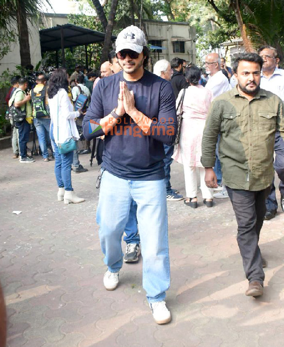photos naseeruddin shah boman irani and others attend the funeral of shyam benegal 512 4