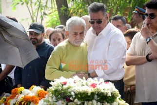 Photos: Naseeruddin Shah, Boman Irani and others attend the funeral of Shyam Benegal