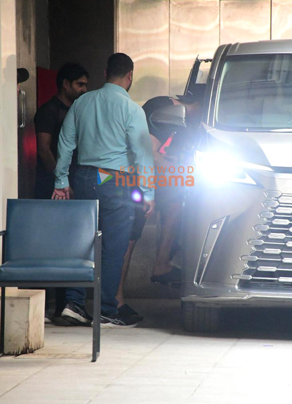 photos ranbir kapoor snapped outside a clinic in bandra 2 4