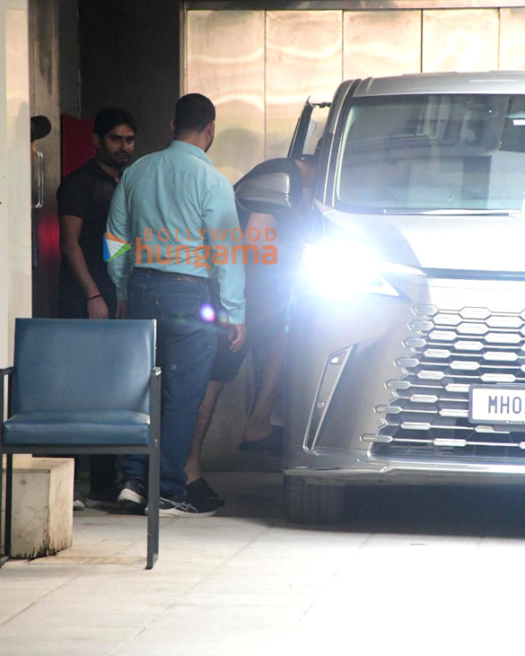 photos ranbir kapoor snapped outside a clinic in bandra 4 4