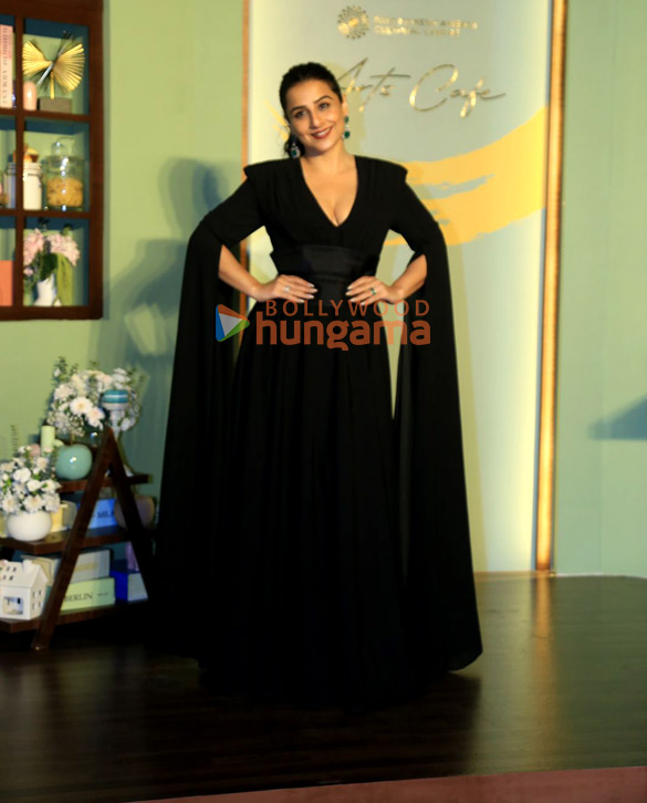 photos shah rukh khan gauri khan ananya panday janhvi kapoor and others grace the preview night of nmacc arts cafe 4