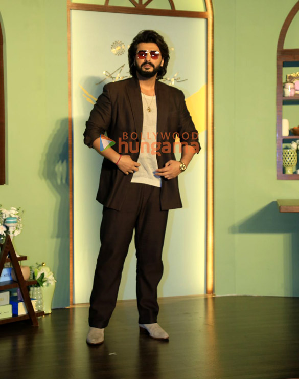 photos shah rukh khan gauri khan ananya panday janhvi kapoor and others grace the preview night of nmacc arts cafe 7