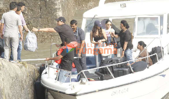 photos shah rukh khan with wife gauri and daughter suhana snapped at the gateway of india 4