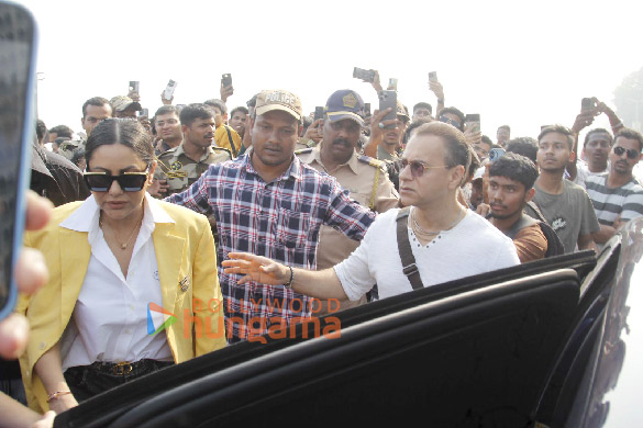 photos shah rukh khan with wife gauri and daughter suhana snapped at the gateway of india 6