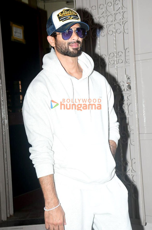 Photos: Shahid Kapoor snapped outside a dubbing studio in Bandra Photos: Shahid Kapoor snapped outside a dubbing studio in Bandra
