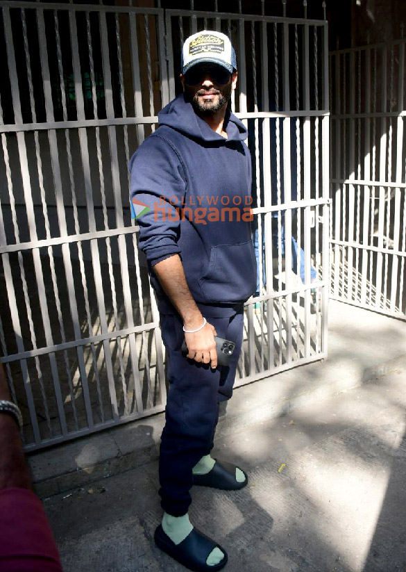 photos shahid kapoor snapped outside a dubbing studio in bandra 3 3