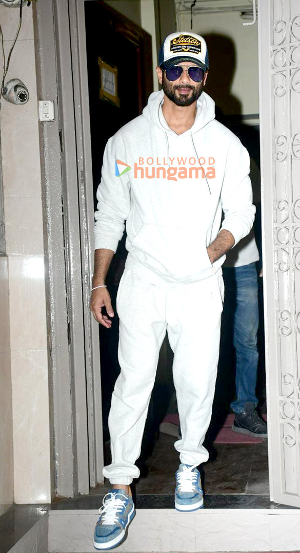photos shahid kapoor snapped outside a dubbing studio in bandra 3