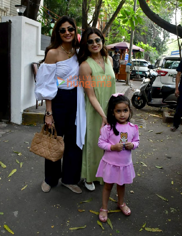 photos shilpa shetty and shamita shetty snapped in juhu 1