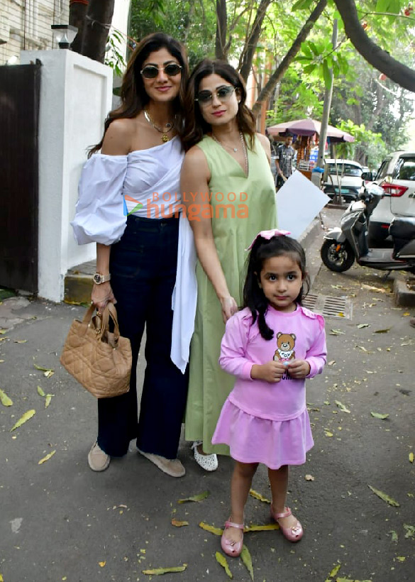 photos shilpa shetty and shamita shetty snapped in juhu 2