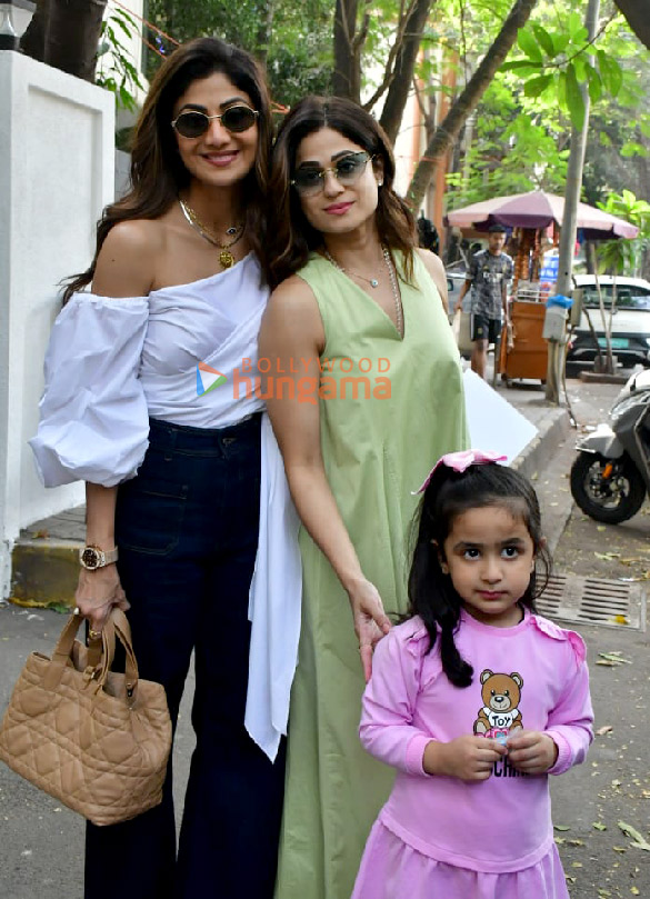 Photos: Shilpa Shetty and Shamita Shetty snapped in Juhu Photos: Shilpa Shetty and Shamita Shetty snapped in Juhu