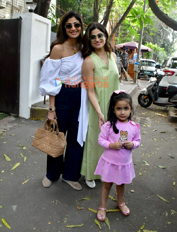 photos shilpa shetty and shamita shetty snapped in juhu 4